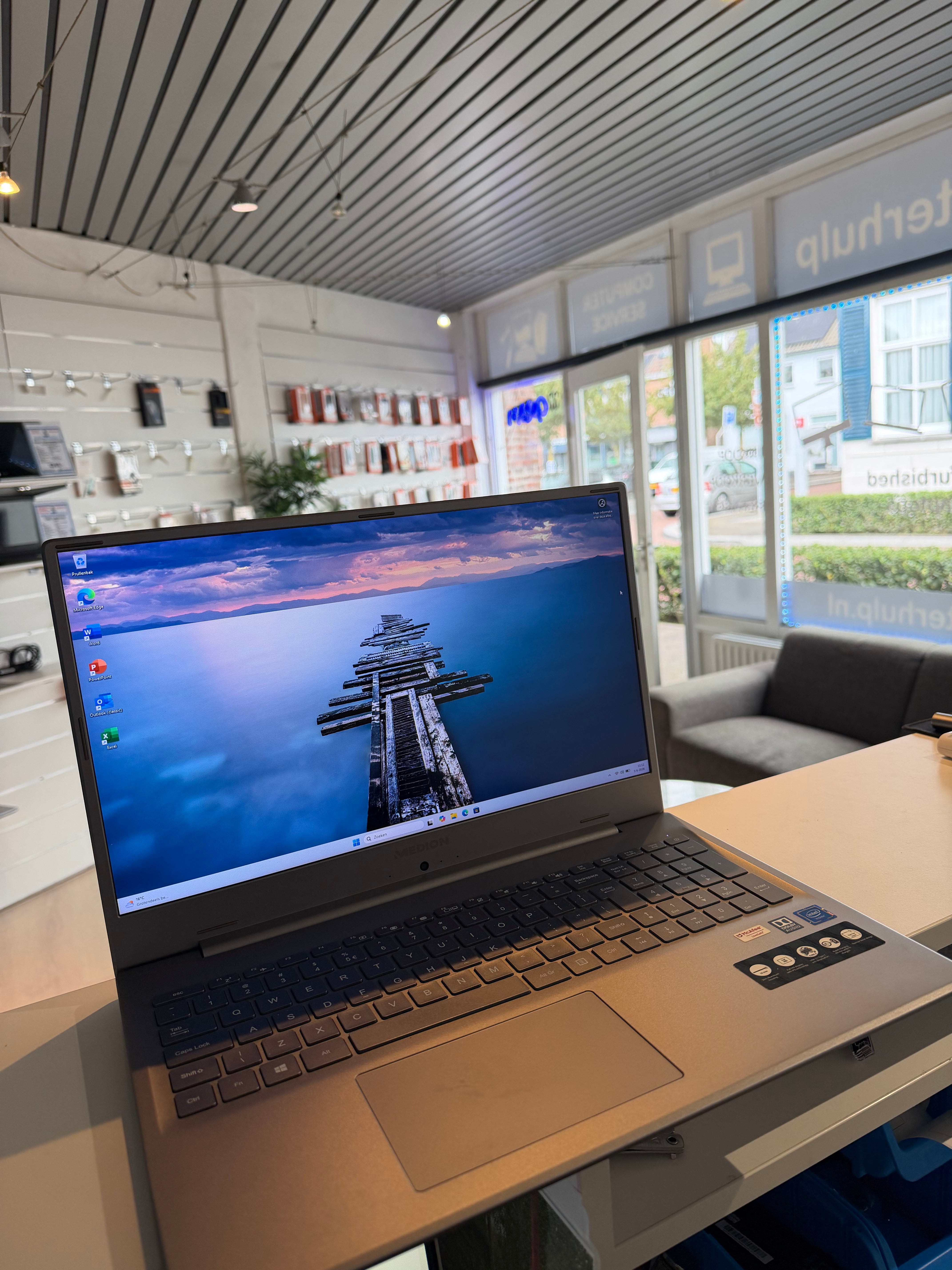 Medion Akoya E17201 (MD61901) – Intel Processor | 8 GB | 240 GB SSD | 17,3″ Full HD | Windows 11 Pro