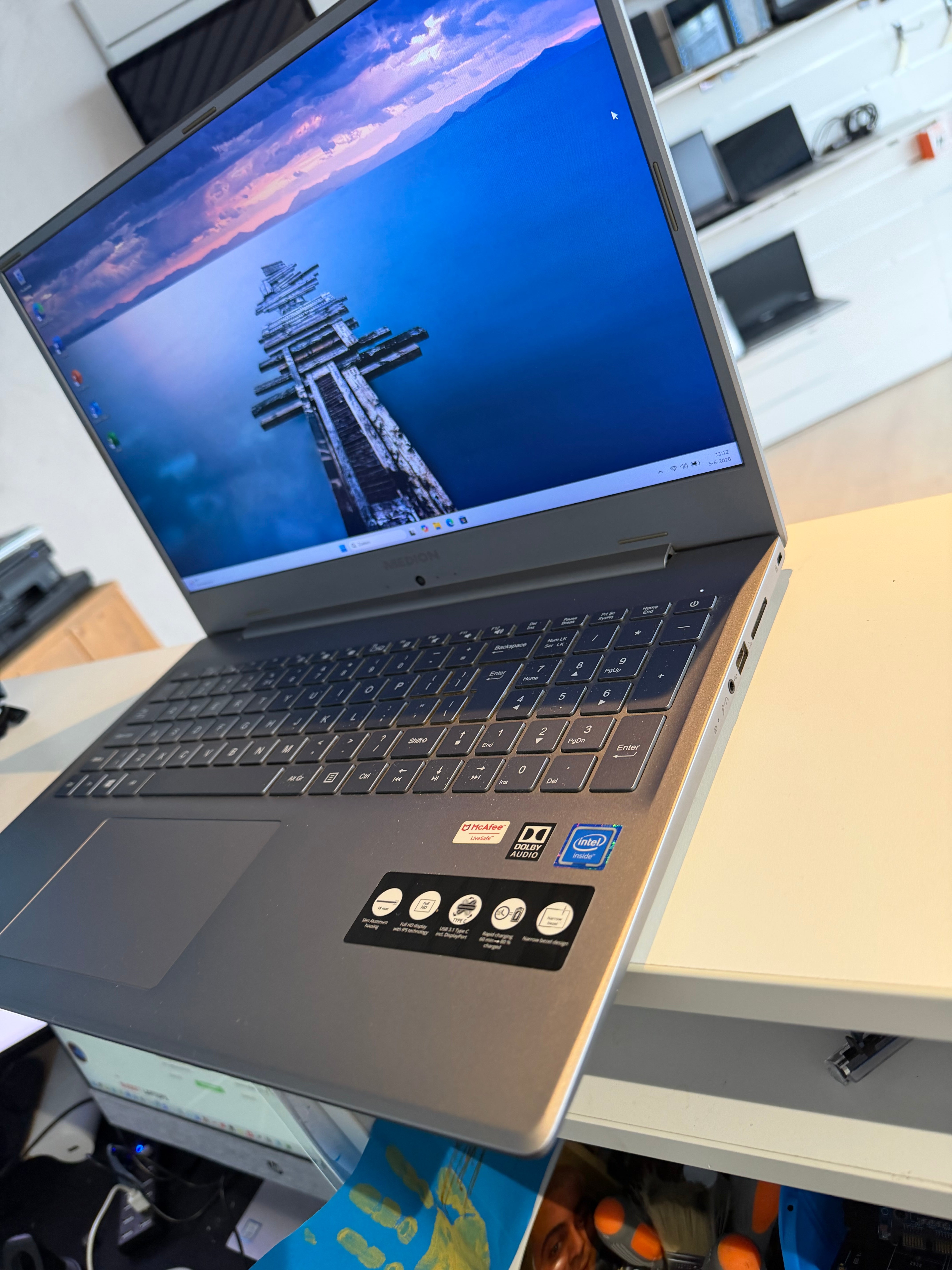 Medion Akoya E17201 (MD61901) – Intel Processor | 8 GB | 240 GB SSD | 17,3″ Full HD | Windows 11 Pro