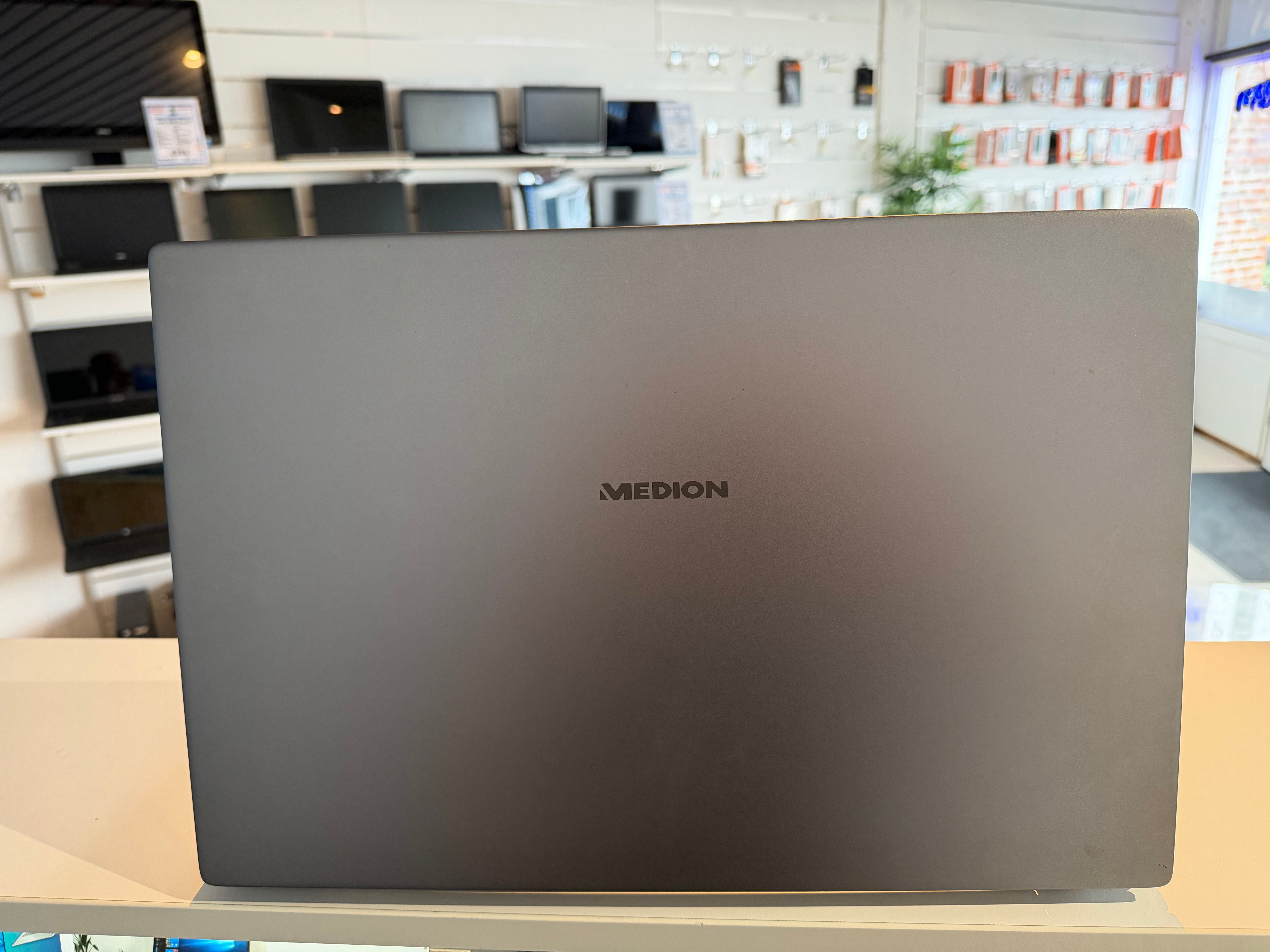 Medion Akoya E17201 (MD61901) – Intel Processor | 8 GB | 240 GB SSD | 17,3″ Full HD | Windows 11 Pro