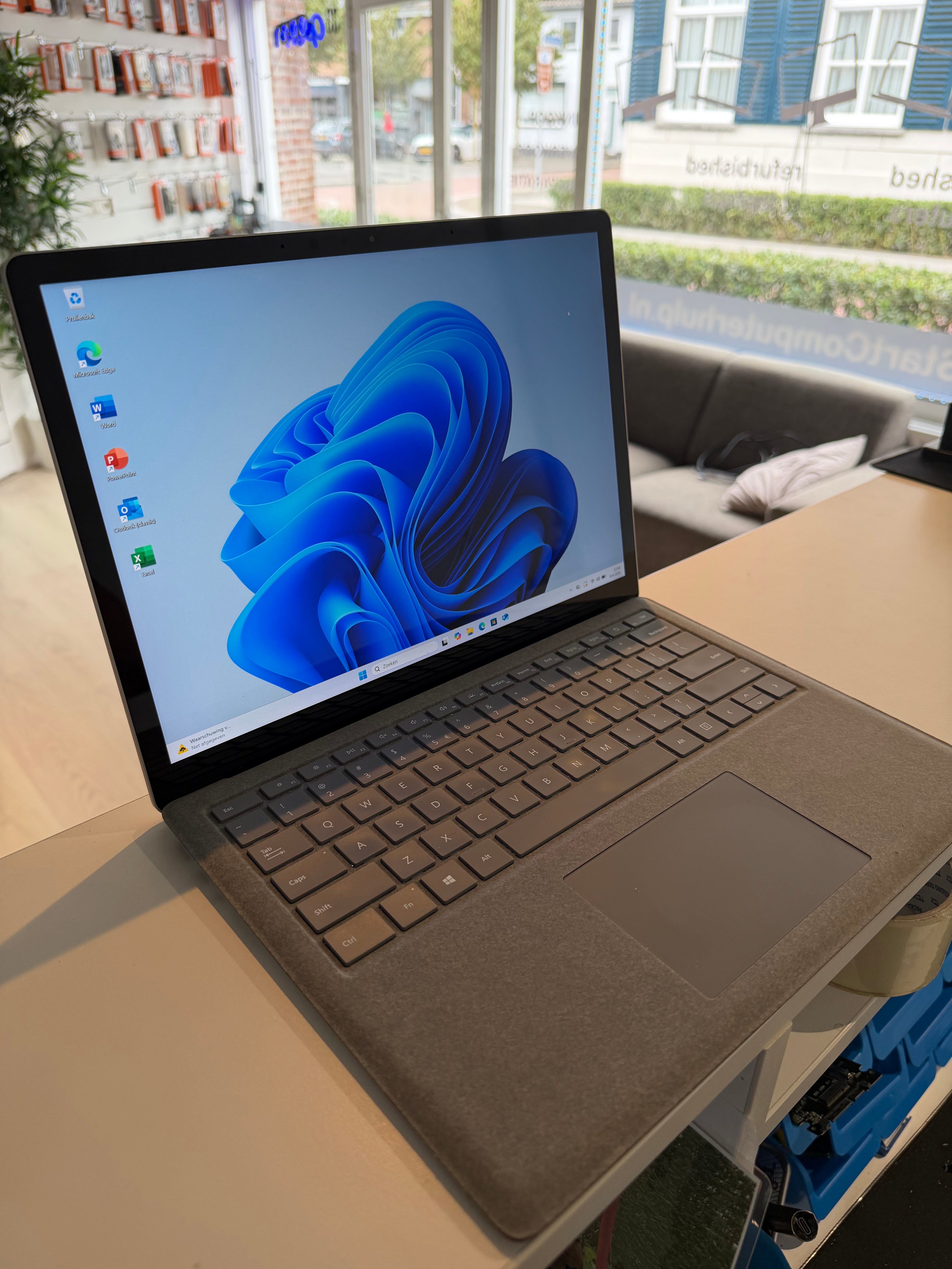 Microsoft Surface Laptop 2 |  i7-8650U | 16 GB | 512 GB SSD | 13,5″ Touchscreen | Windows 11 Pro