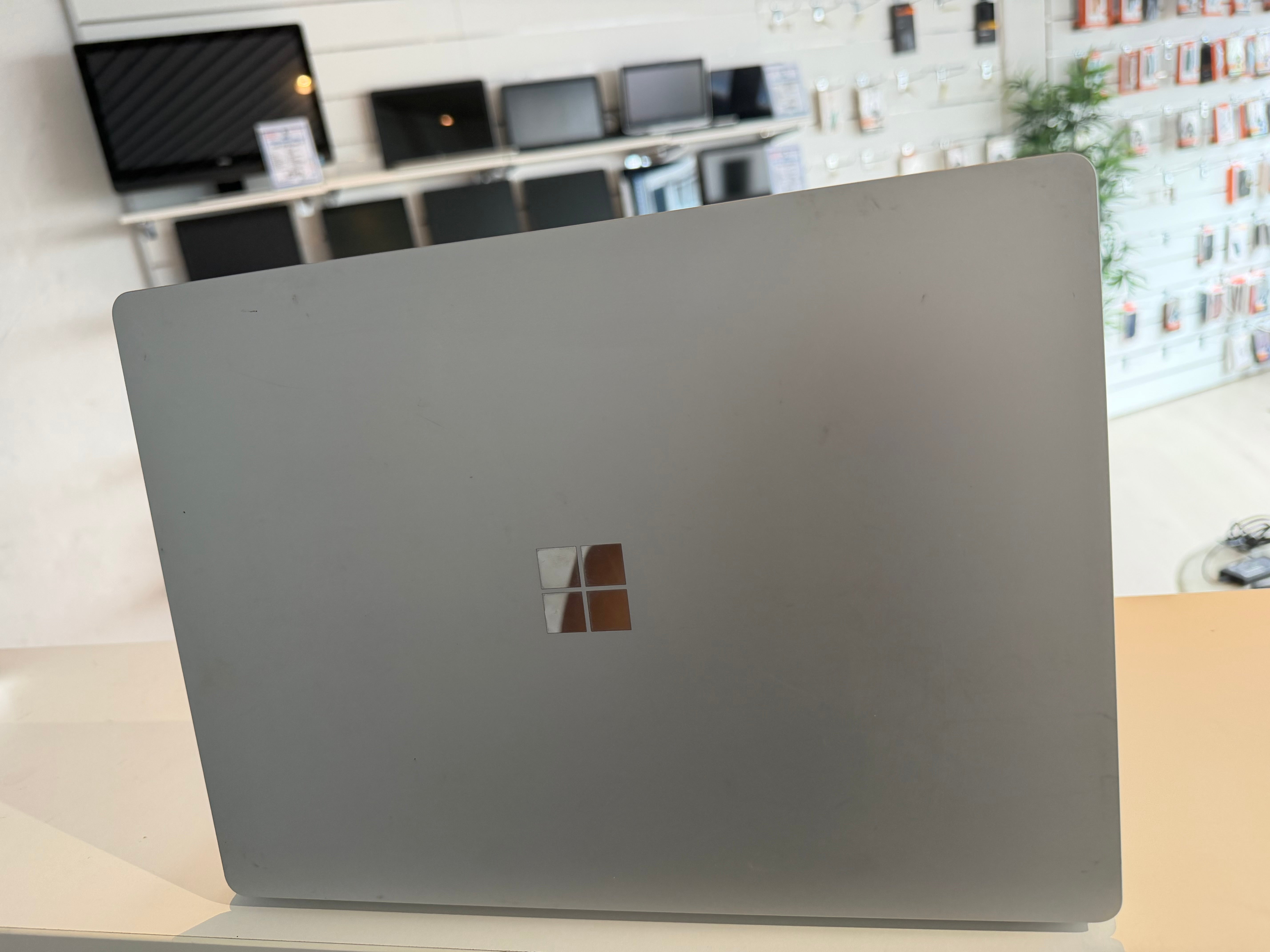 Microsoft Surface Laptop 2 |  i7-8650U | 16 GB | 512 GB SSD | 13,5″ Touchscreen | Windows 11 Pro