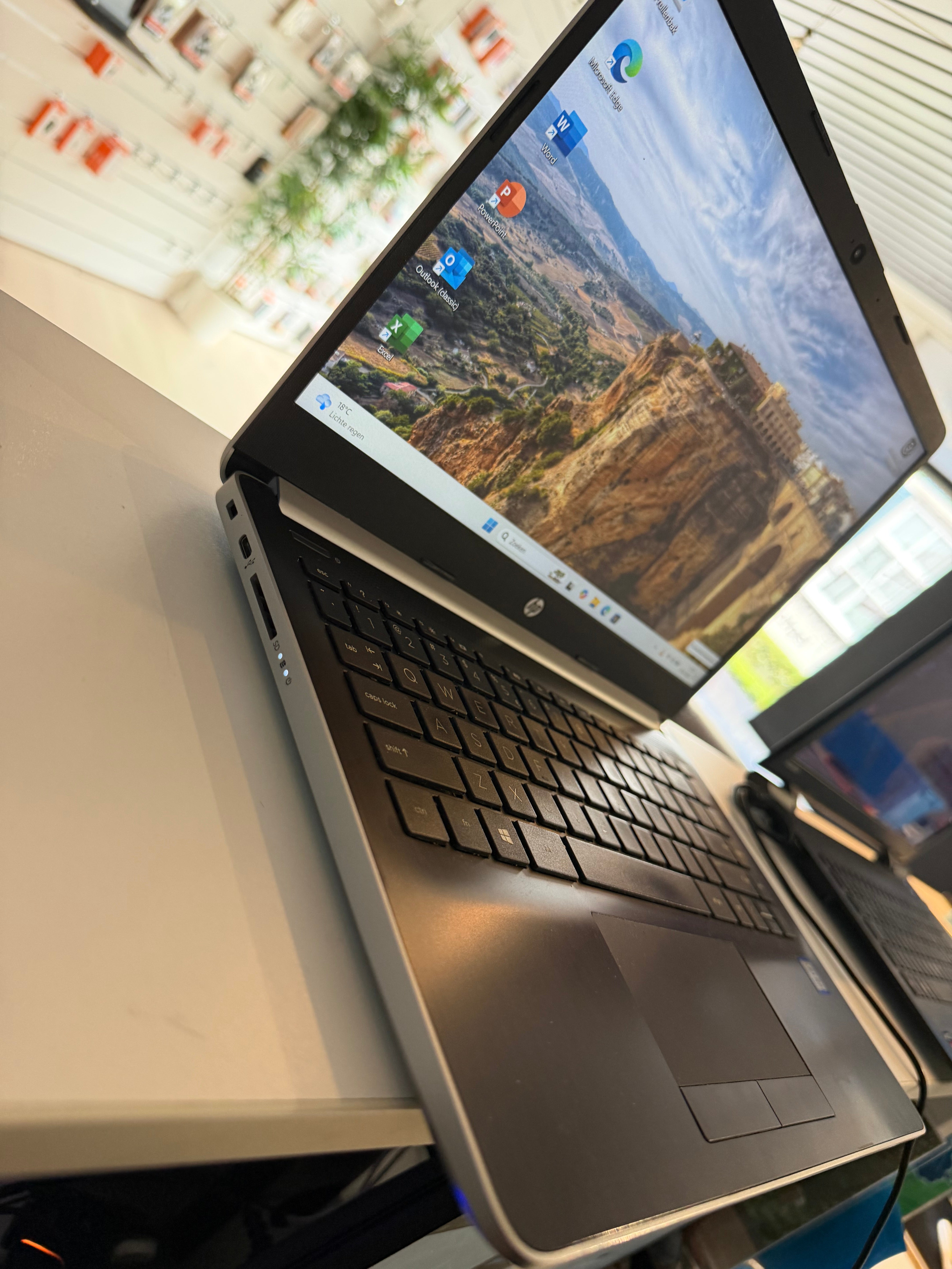 HP 14-cf0925nd – Intel Core i3-7020U | 8 GB RAM | 240 GB SSD | 14″ Full HD | Windows 11 Pro