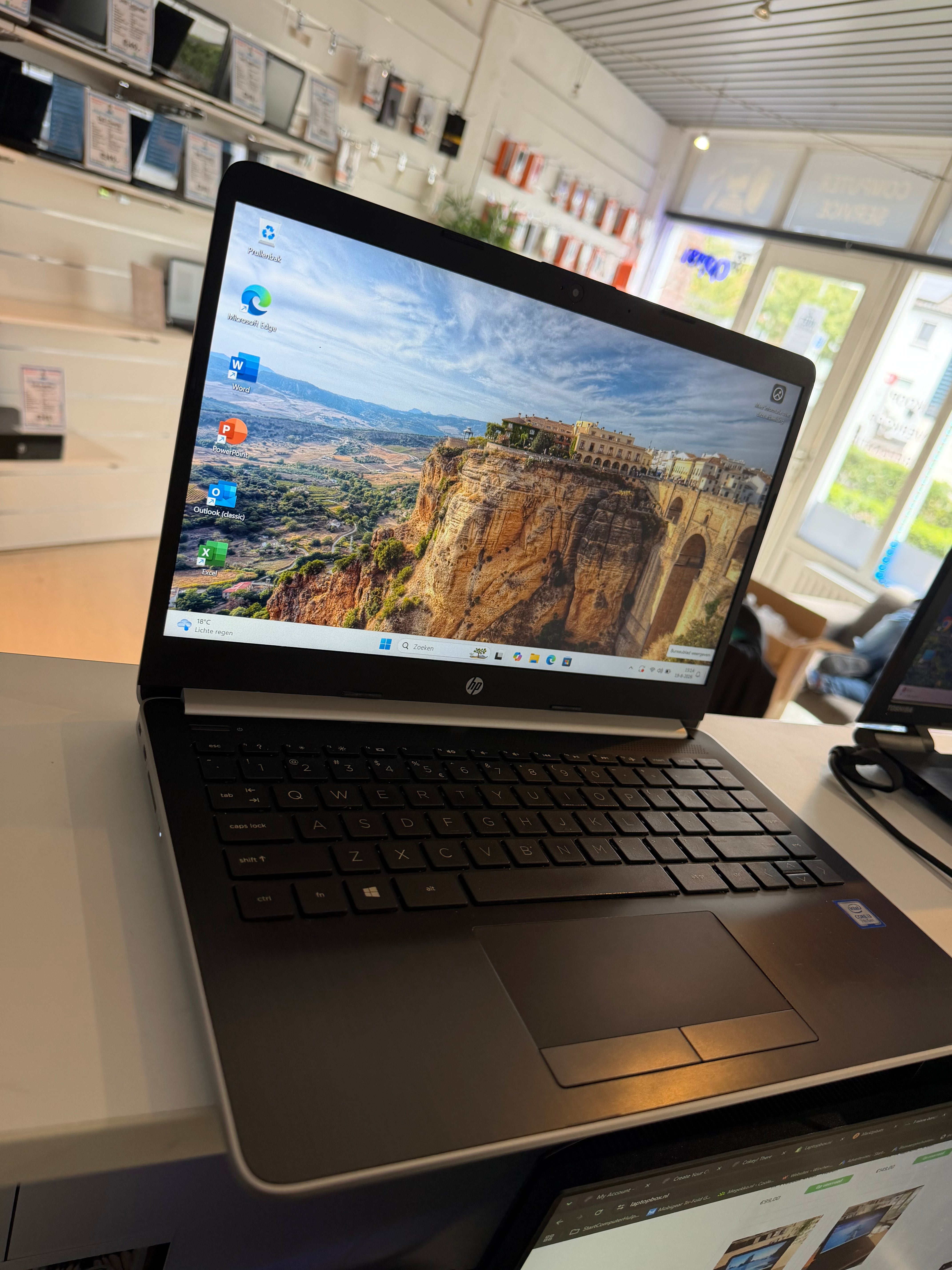 HP 14-cf0925nd – Intel Core i3-7020U | 8 GB RAM | 240 GB SSD | 14″ Full HD | Windows 11 Pro